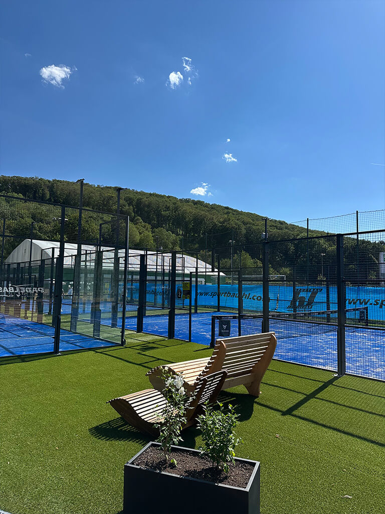 Übersicht über mehrere Outdoor-Padelplätze am Standort Marswiese in Wien.
